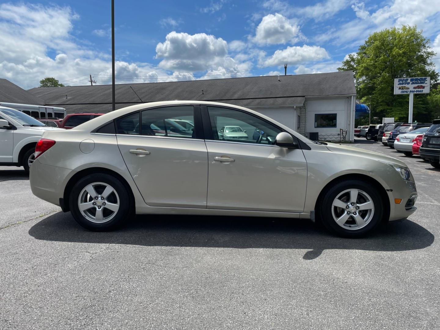 2016 Chevrolet Cruze 2LT Auto (1G1PE5SB8G7) with an 1.4L L4 DOHC 16V TURBO engine, 6-Speed Automatic transmission, located at 101 N. Main Street, Muncy, PA, 17756, (570) 546-5462, 41.207691, -76.785942 - Photo#5